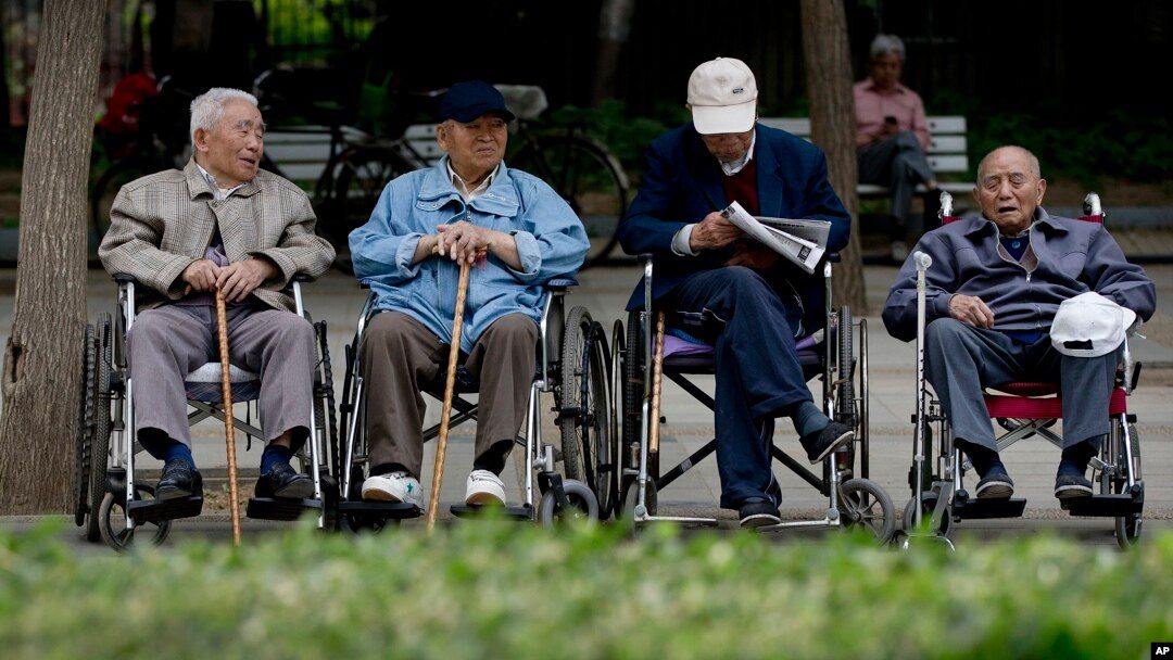 THE WORLD S OLDEST POPULATIONS visual data 2