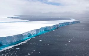 Earth's Biggest Iceberg Is Spinning In The Ocean - And Scientists Are Stunned 1